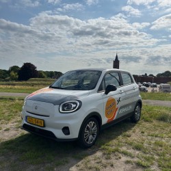 JVK Autoverhuur breidt zichtbaarheid uit met bestickerde Leapmotor T03 en VW Up!